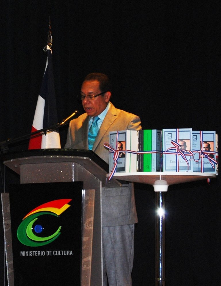 Jose Rafael Lanligua habla de los libros de la historia de Moca